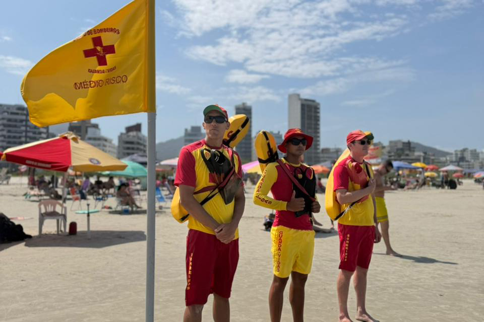 Bombeiros reforçam prevenção no Litoral e registram 12,6 mil orientações no fim de semana