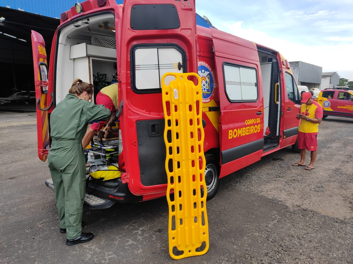 Bombeiros realizam resgate após queda de plano elevado no Litoral