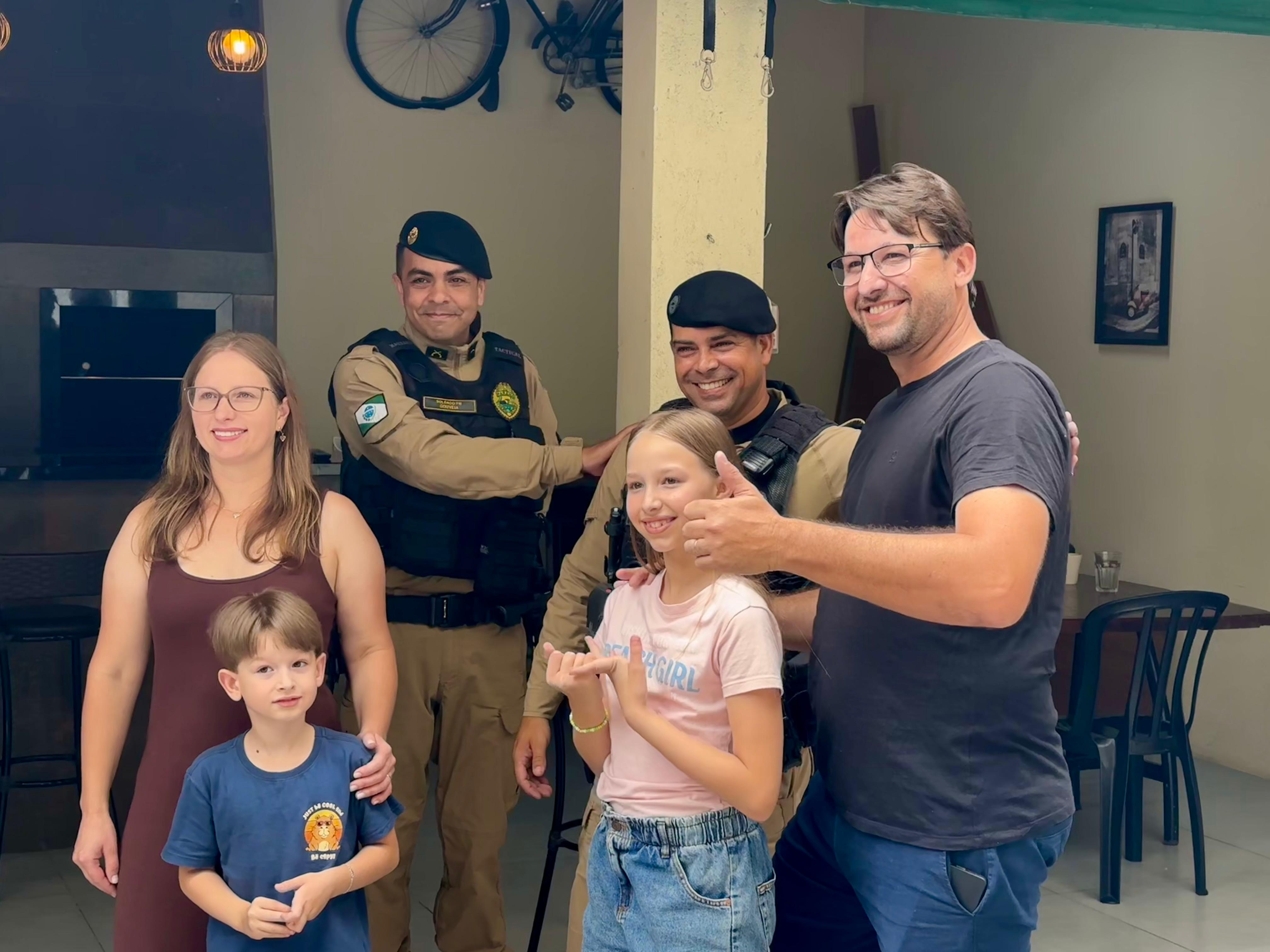 “Naquele momento, a gente não pensou em nada”: policiais reencontram família após resgate em cabeça d’água em Guaratuba