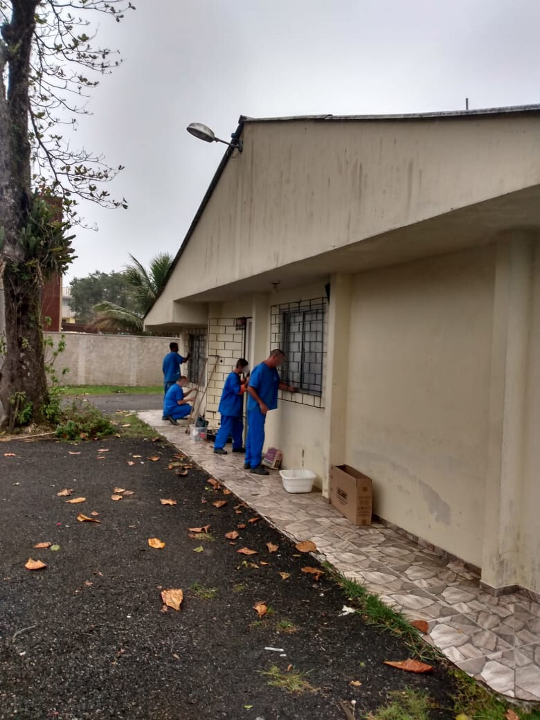 Custodiados do Litoral do Paraná atuam em limpeza e manutenção de escolas e postos de saúde 