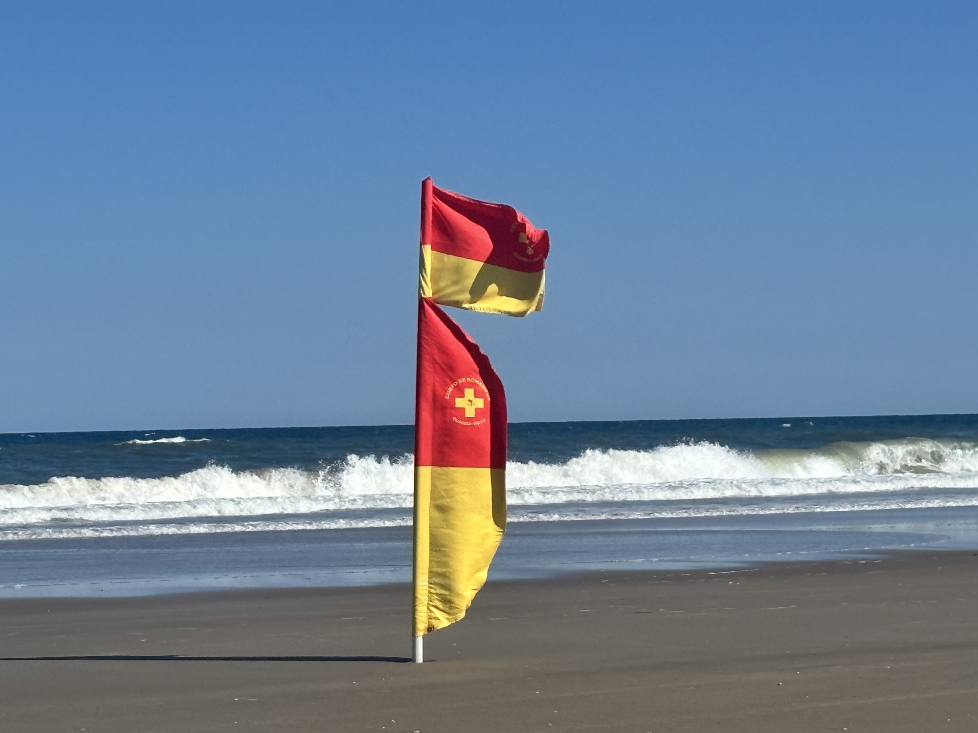 Bombeiros alertam banhistas para atenção às bandeiras de sinalização das áreas seguras para banho no litoral