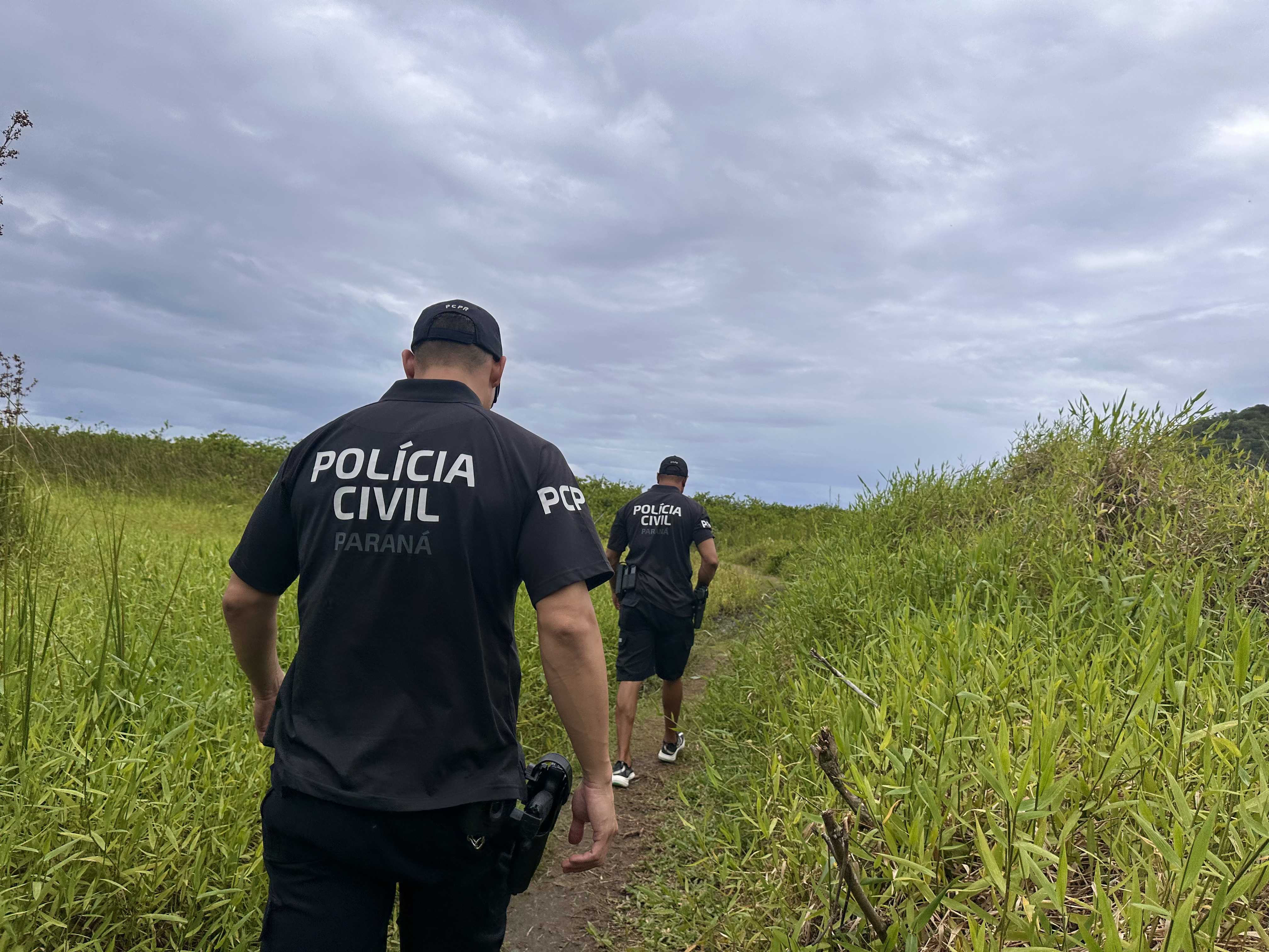 A Polícia Civil do Paraná (PCPR) realizou na última terça-feira (17), uma operação na cidade de Guaraqueçaba, região de Antonina, que resultou no cumprimento de três mandados de prisão e um mandado de busca e apreensão.  A ação ocorreu após investigação que apura a prática de crimes na região. Os mandados foram expedidos pelo Poder Judiciário com base em elementos colhidos no curso das apurações.  “Durante a operação, os policiais localizaram e prenderam três pessoas, que não ofereceram resistência. Elas fo
