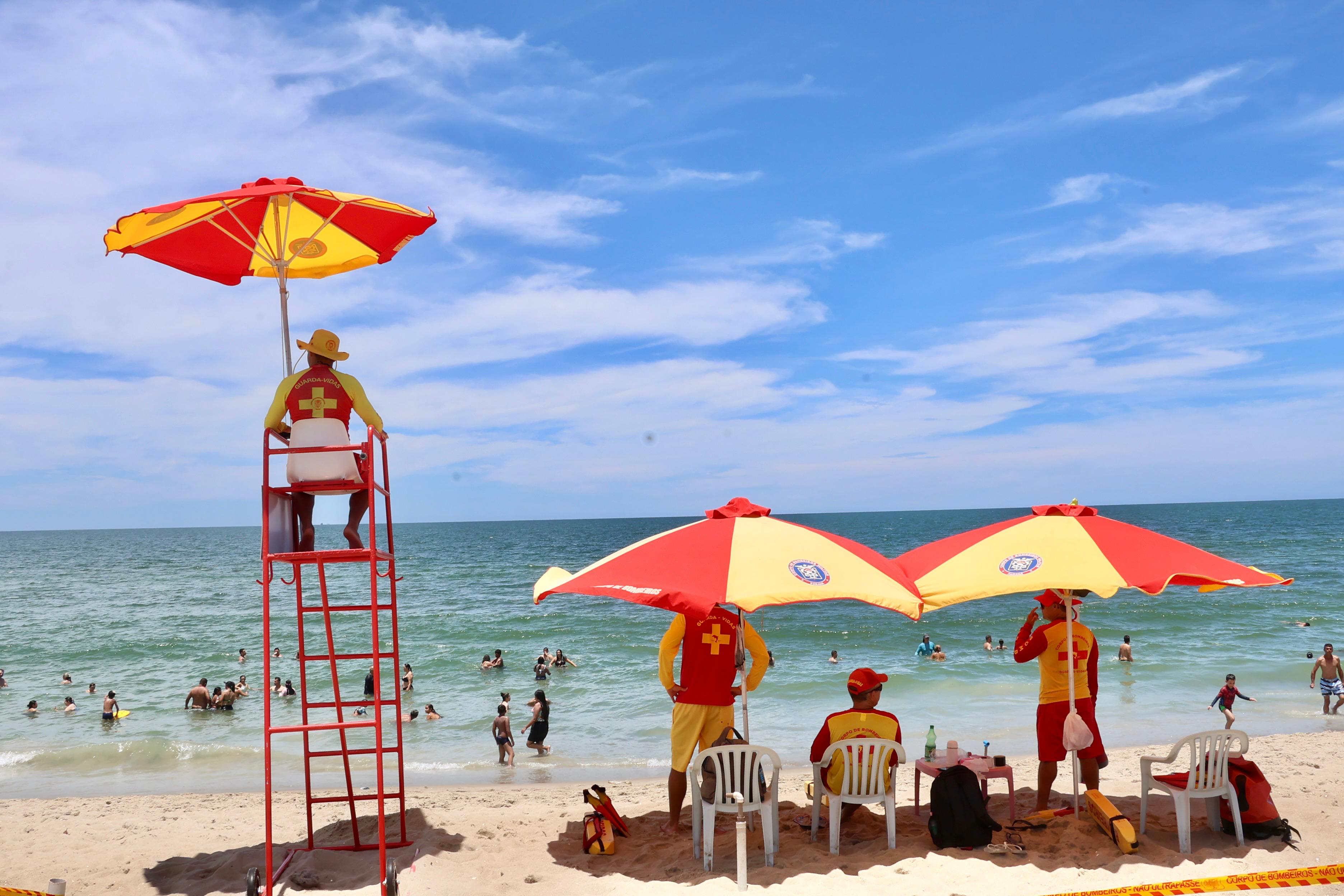 Bombeiros intensificam ações com distribuição de 6 mil pulseirinhas nos últimos dias no Litoral