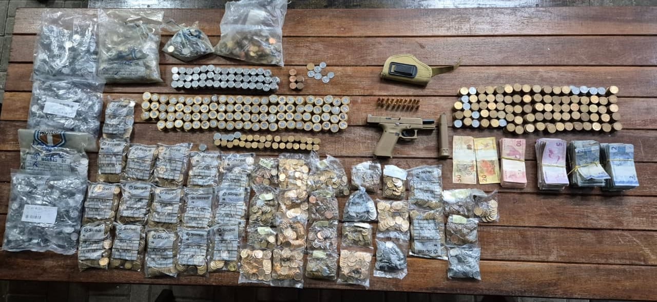 PMPR localiza pistola e quase R$ 7 mil em veículo durante fiscalização