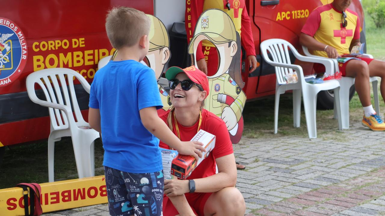 Bombeiros promovem educação preventiva para crianças sobre cuidados no mar no Carnaval