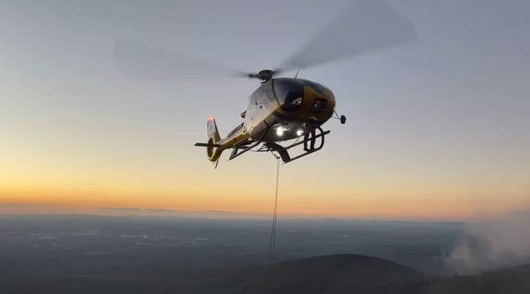 PMPR e Corpo de Bombeiros realizam resgate aéreo de homem ferido no Morro do Anhangava