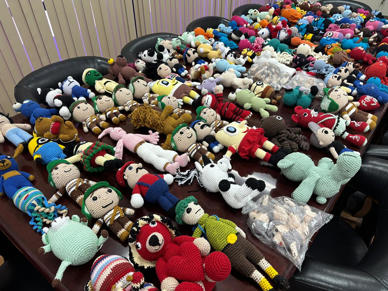 Amigurumis feitos por custodiados das unidades penais serão distribuídos às mulheres em dia de conscientização de combate à violência