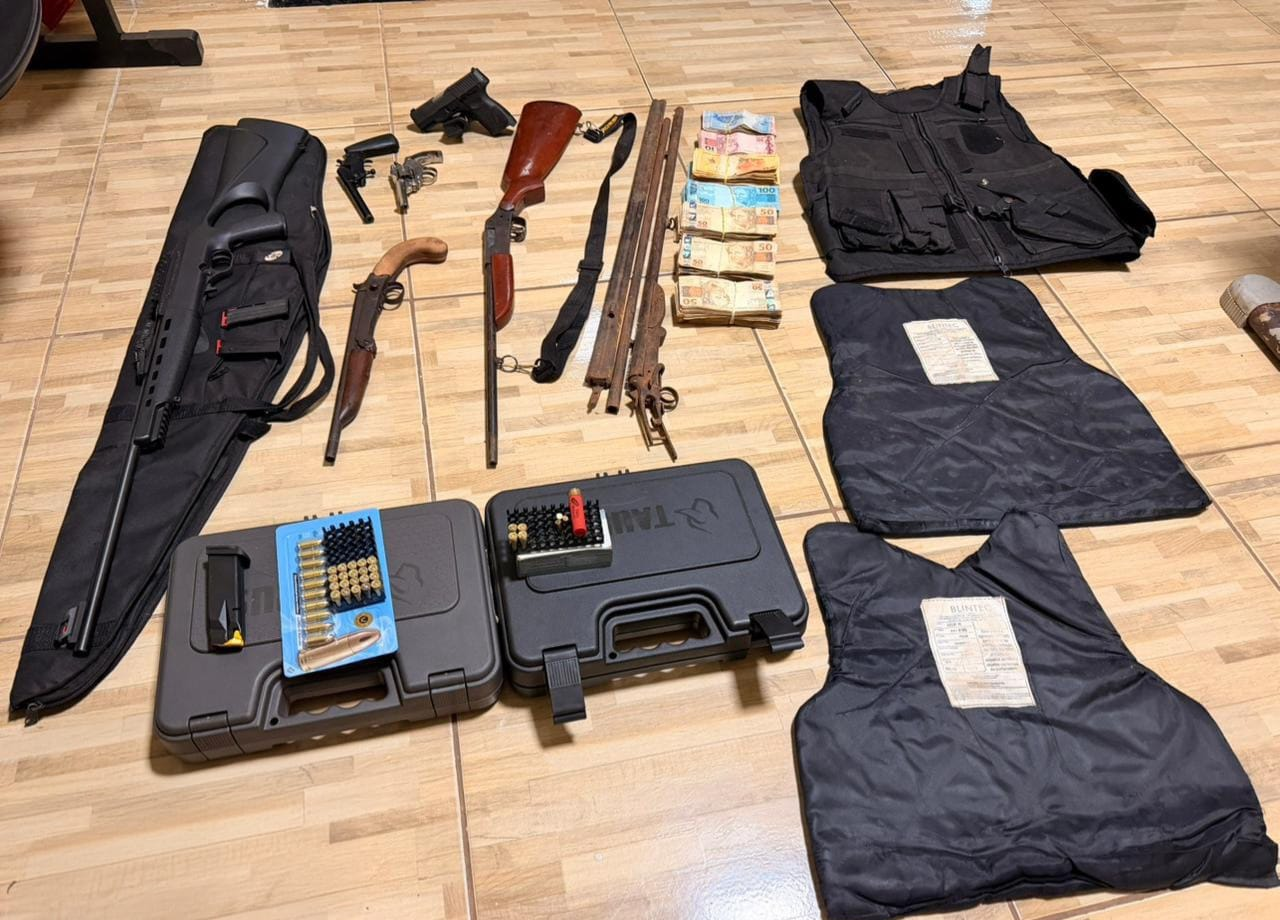 PMPR apreende arsenal e mais de R$ 46 mil durante atendimento a vítima de violência doméstica no Vale do Ivaí