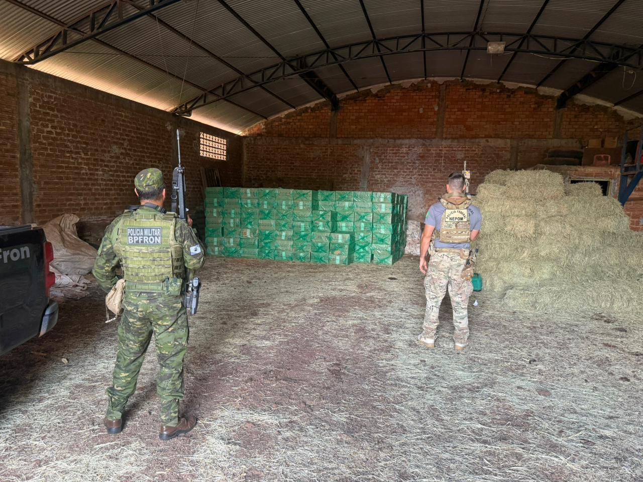  PMPR e PF prendem sete homens e apreendem 20 mil pacotes de cigarros contrabandeados no Noroeste 