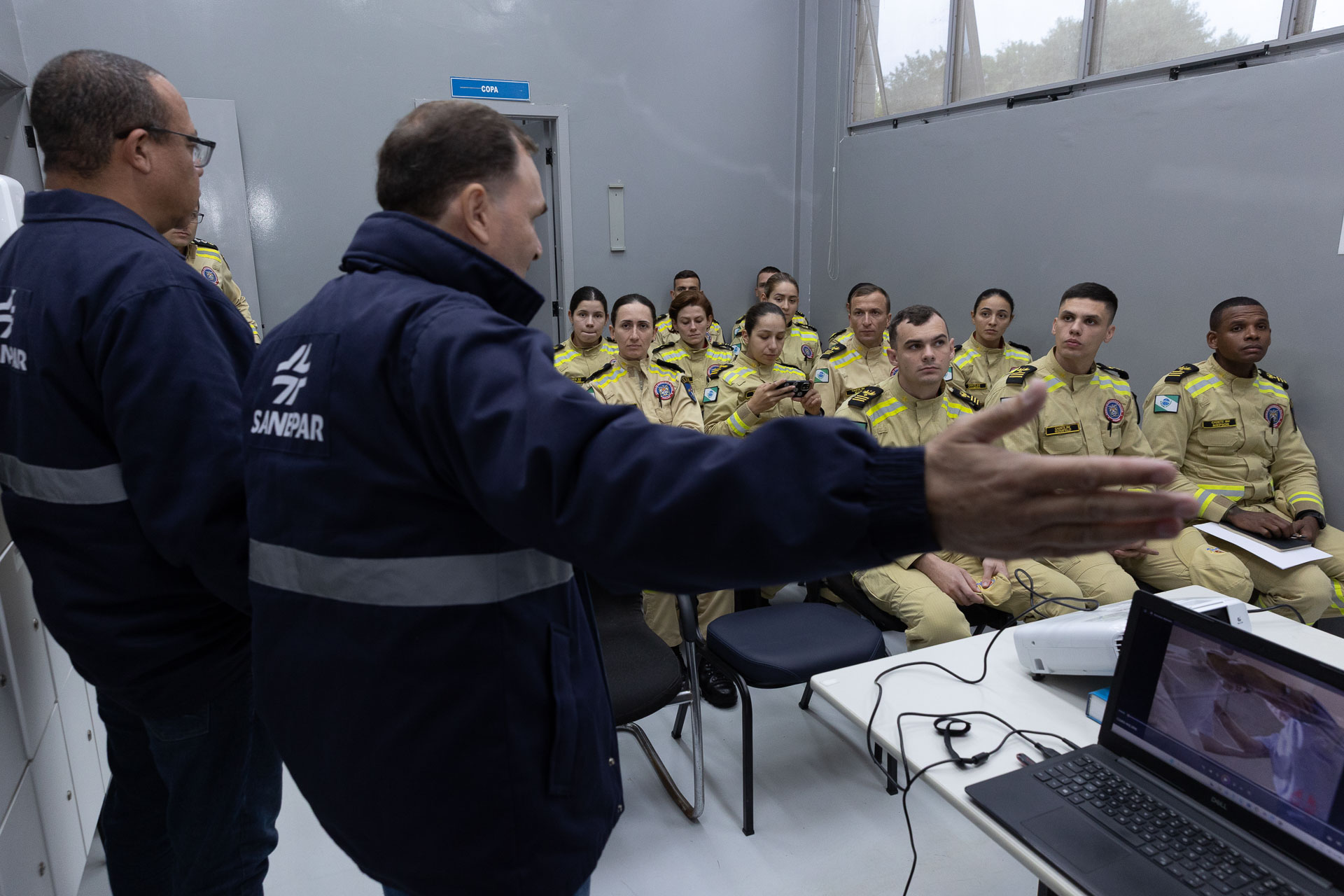 Cadetes do Corpo de Bombeiros fazem treinamento sobre produtos perigosos na Sanepar
