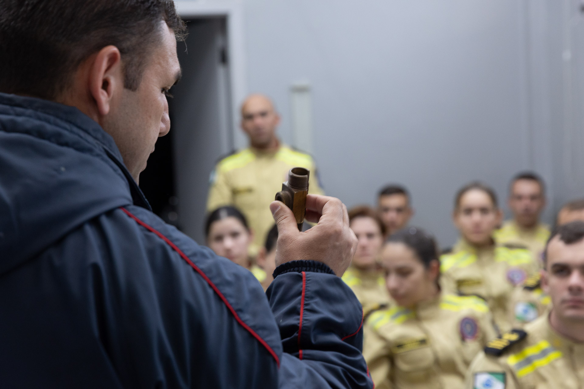 Cadetes do Corpo de Bombeiros fazem treinamento sobre produtos perigosos na Sanepar