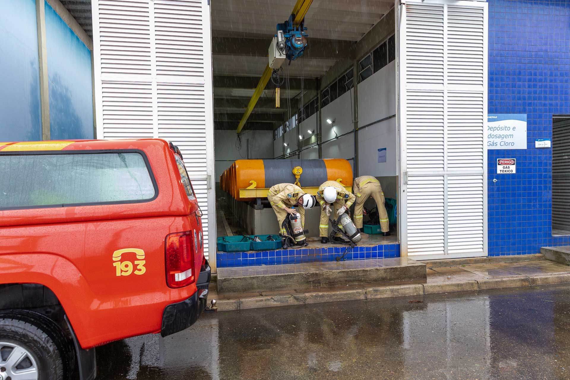 Cadetes do Corpo de Bombeiros fazem treinamento sobre produtos perigosos na Sanepar