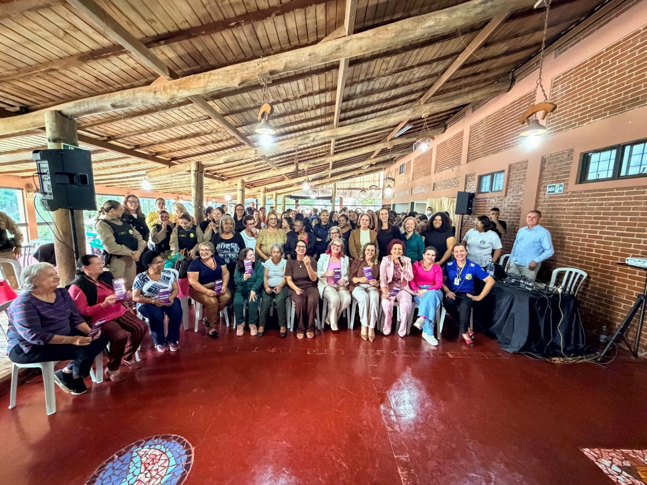 Palestra em Mandaguari fortalece integração entre comunidade e forças de segurança no combate à violência contra a mulher