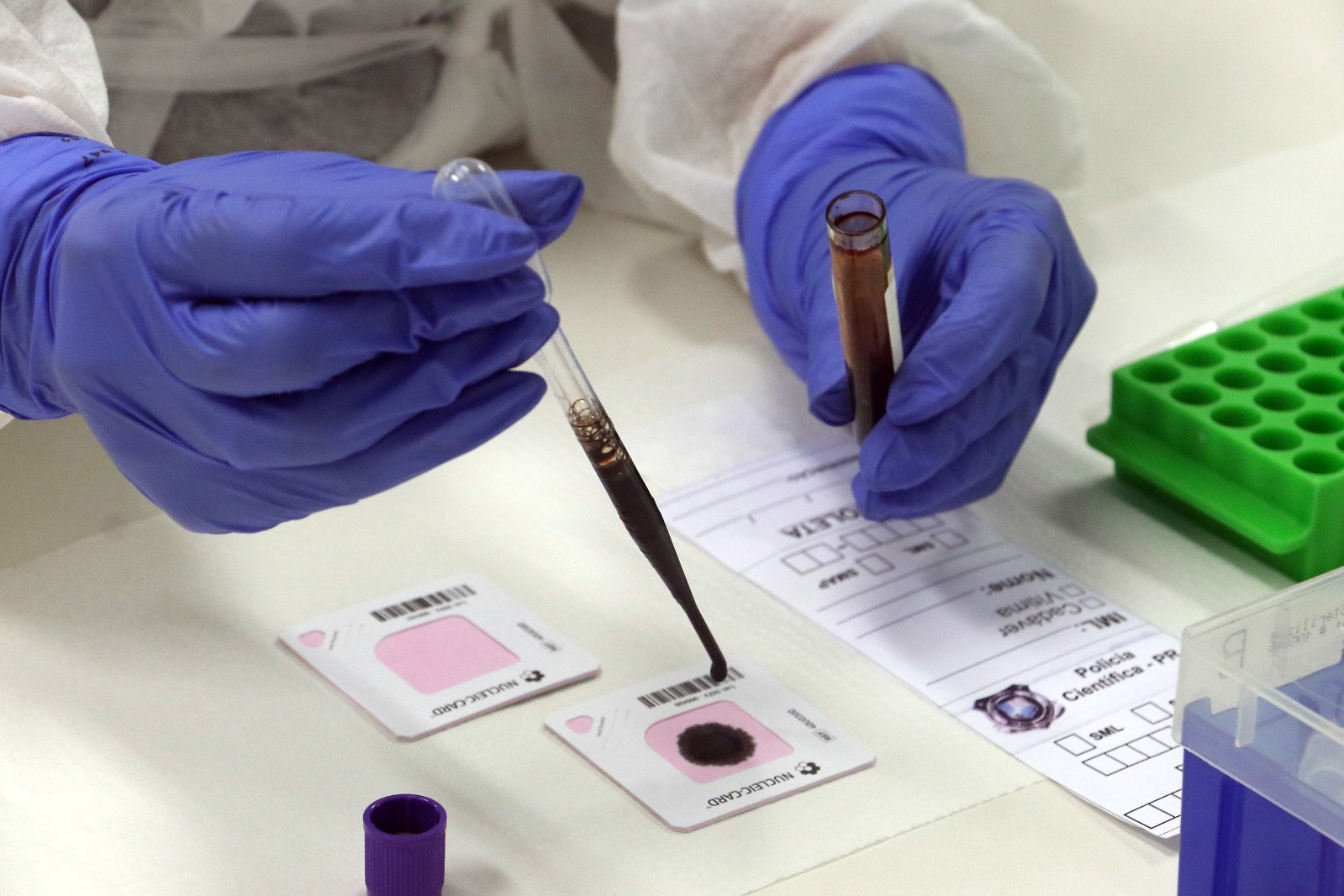 Um novo equipamento capaz de transformar uma amostra biológica em um perfil genético completo em cerca de duas horas. A tecnologia, um sistema conhecido como Rapid DNA, automatiza praticamente todas as etapas da análise genética em um único sistema e passa a mudar a dinâmica da perícia no Paraná, ao reduzir etapas manuais, acelerar resultados e permitir respostas mais rápidas em investigações que dependem de identificação por DNA.  “O grande diferencial dessa tecnologia é integrar todo o processo de análise