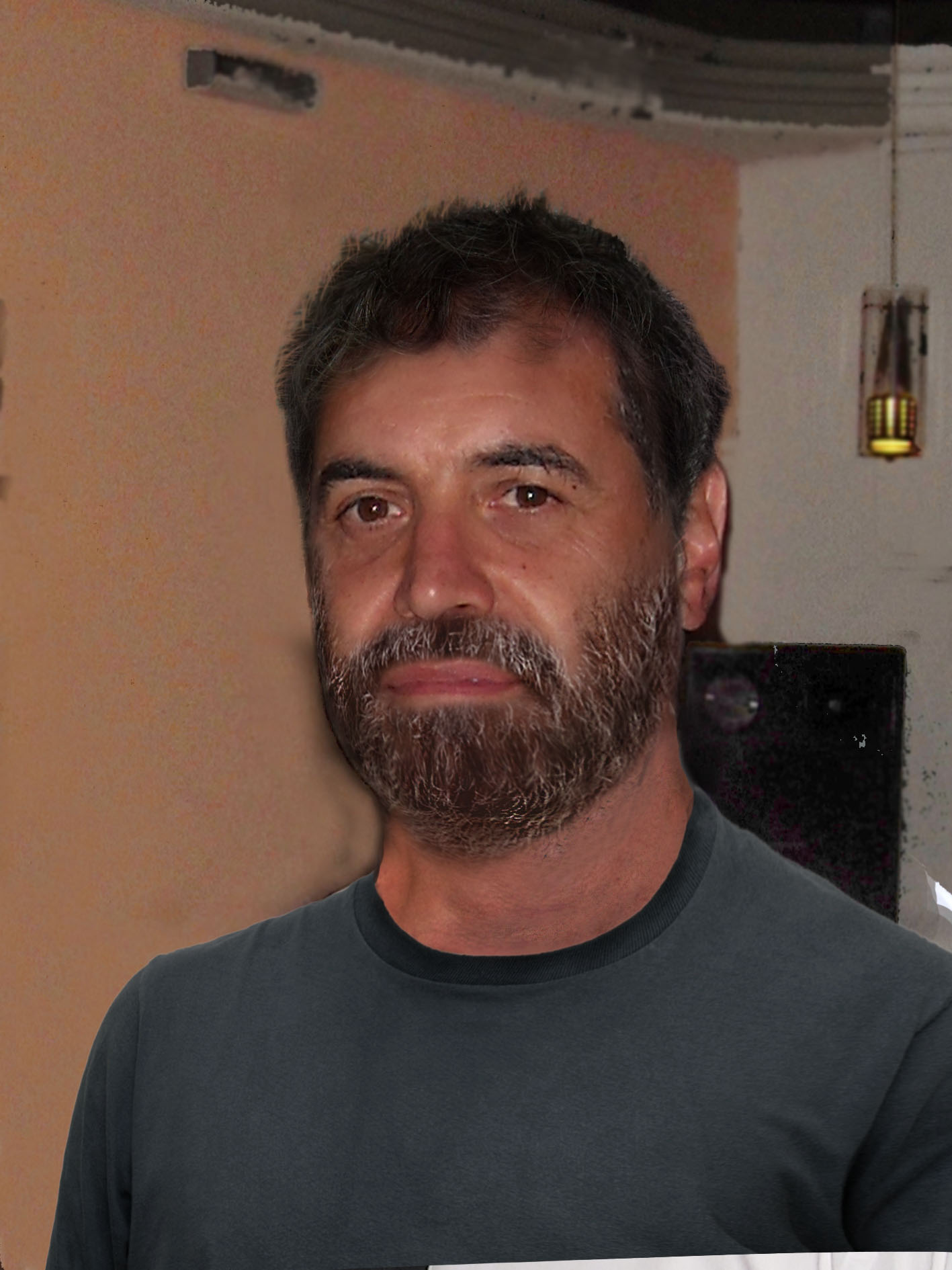 Com barba grande e cabelo crescido