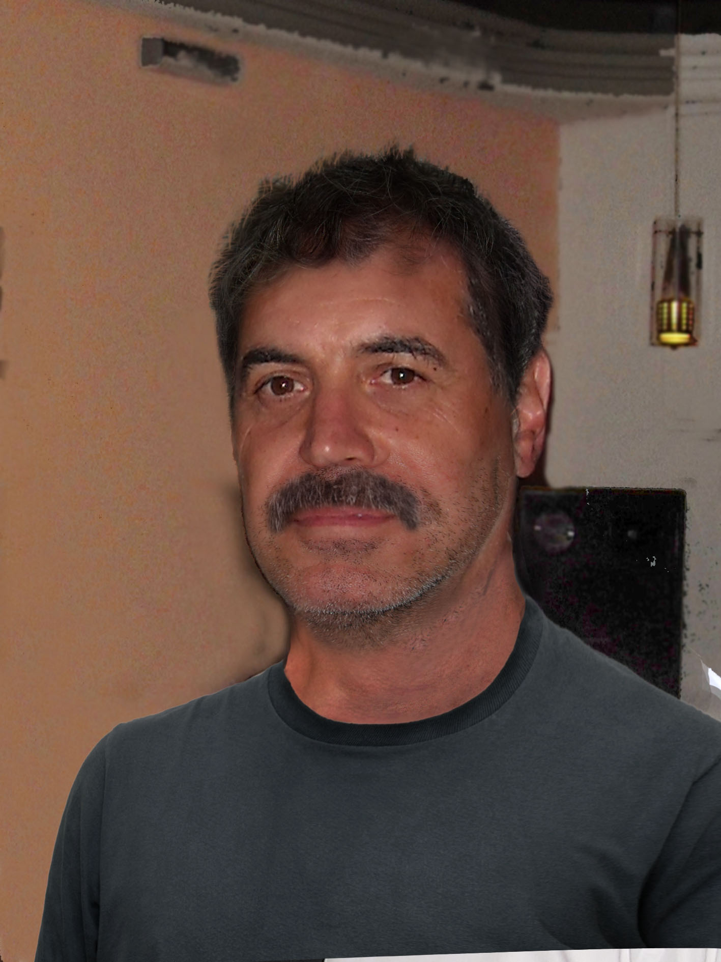 Barba por fazer, bigode e cabelos crescidos