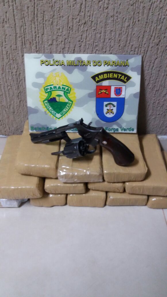 Revólver e tabletes de maconha são apreendidos por policiais ambientais durante abordagem em Iporã