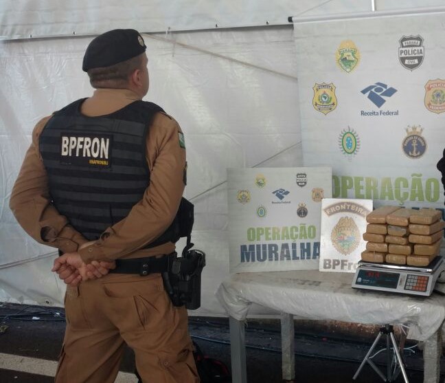 Na região de fronteira, policiais militares apreendem mais de 9 quilos de maconha dentro de bagagem