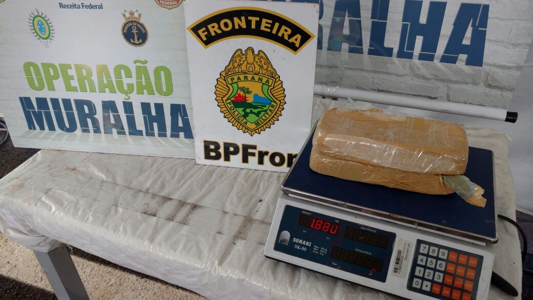 Na região de fronteira, policiais militares apreendem mais de 9 quilos de maconha dentro de bagagem