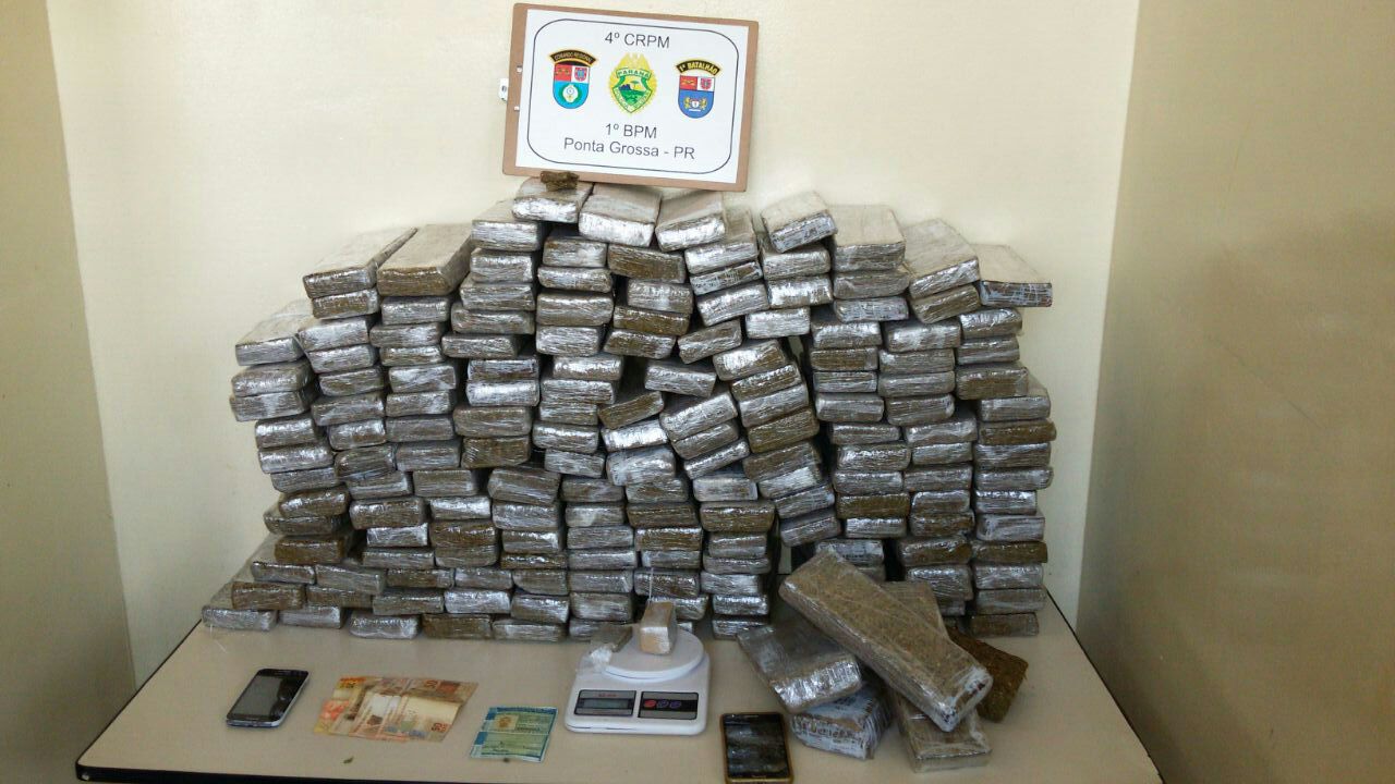 Nos Campos Gerais, PM apreende 100 quilos de maconha após receber denúncia; três são encaminhados