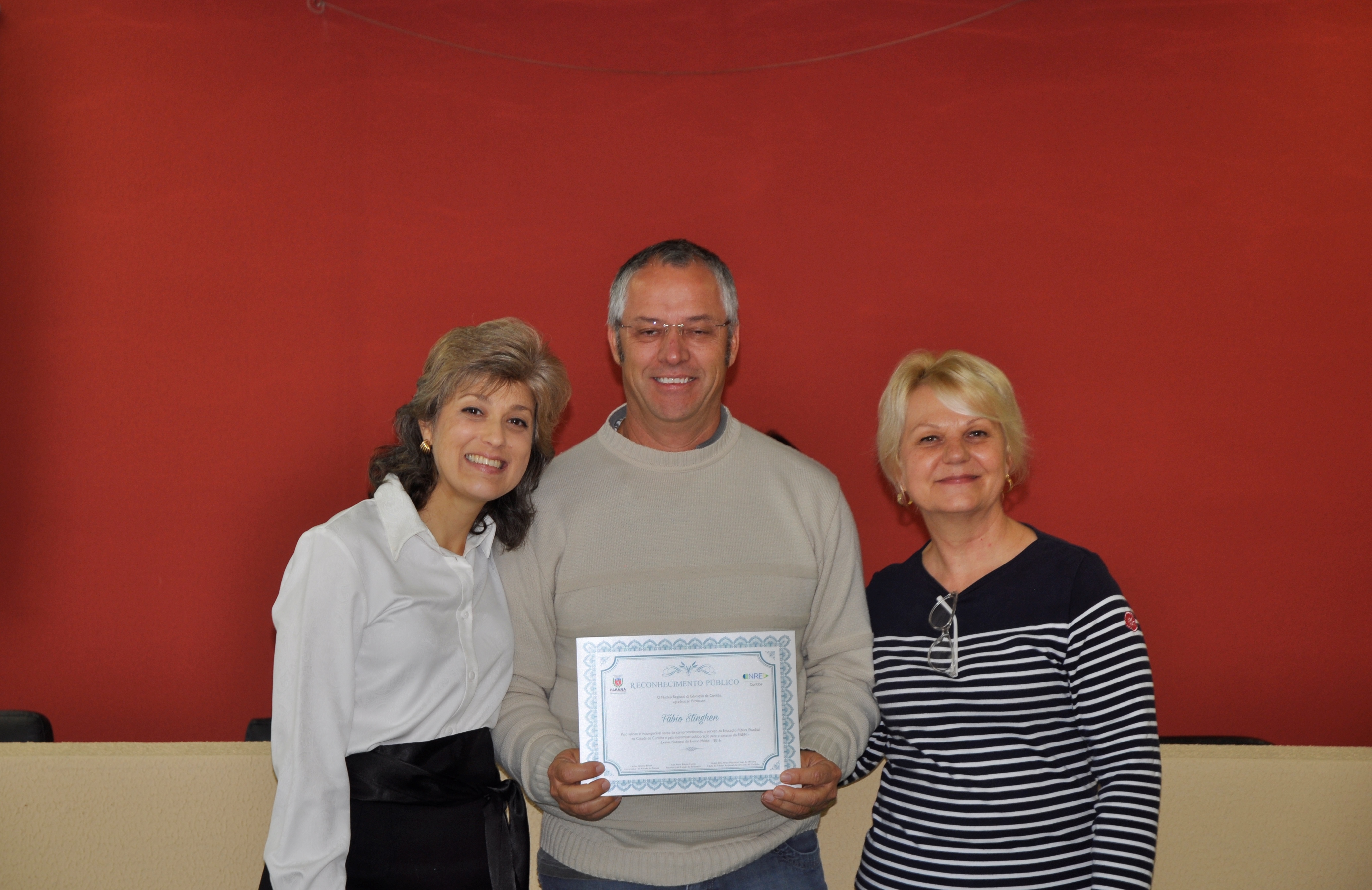 Estudantes de 13 escolas estaduais da Capital foram premiados nesta sexta-feira (16) pelo Núcleo Regional de Educação de Curitiba e pelo Batalhão da Patrulha Escolar Comunitária (BPEC) no concurso fotográfico Mostre seu talento. As produções fotográficas tiveram como foco as atuações comunitárias da Polícia Militar do Paraná. Curitiba, 16/12/2016.Foto: Divulgação SEED