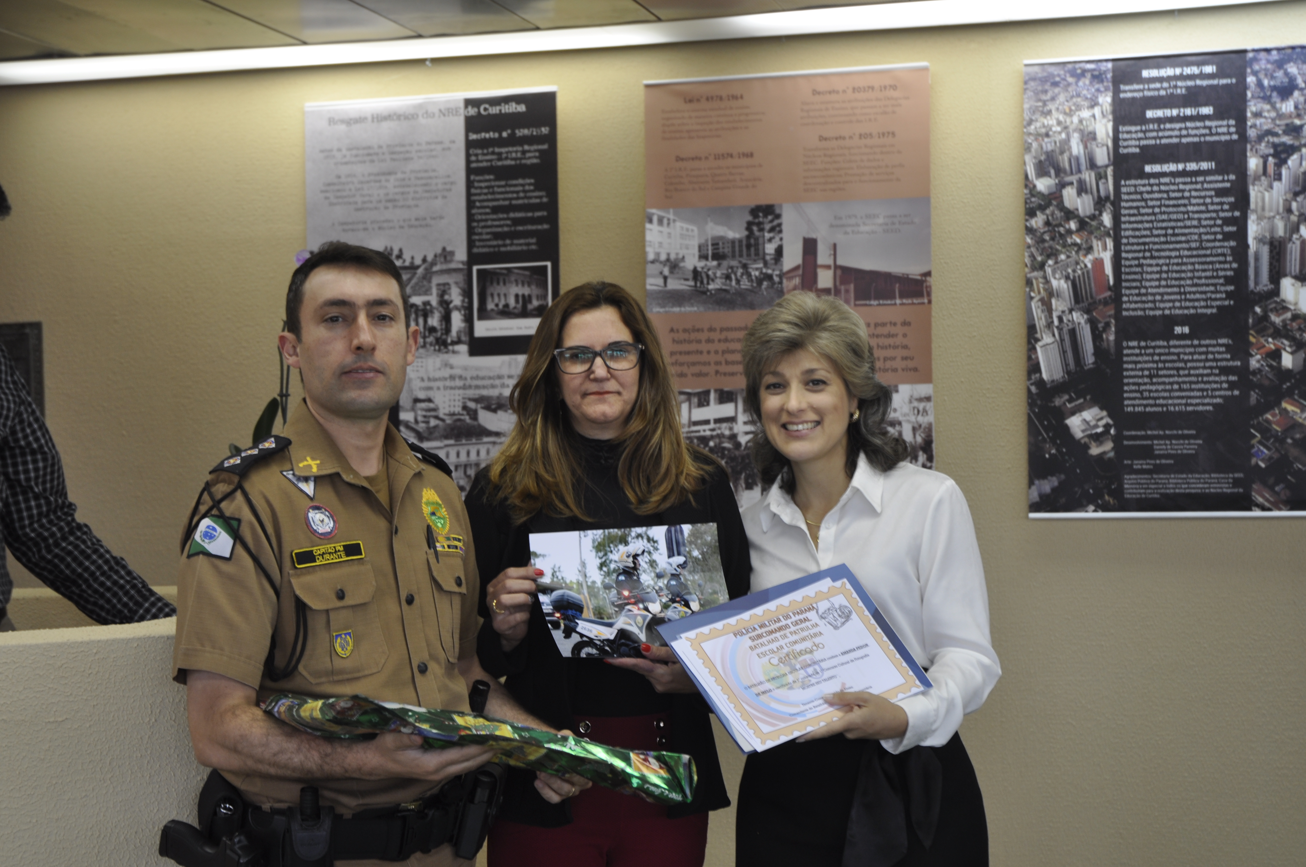 Estudantes de 13 escolas estaduais da Capital foram premiados nesta sexta-feira (16) pelo Núcleo Regional de Educação de Curitiba e pelo Batalhão da Patrulha Escolar Comunitária (BPEC) no concurso fotográfico Mostre seu talento. As produções fotográficas tiveram como foco as atuações comunitárias da Polícia Militar do Paraná. Curitiba, 16/12/2016.Foto: Divulgação SEED