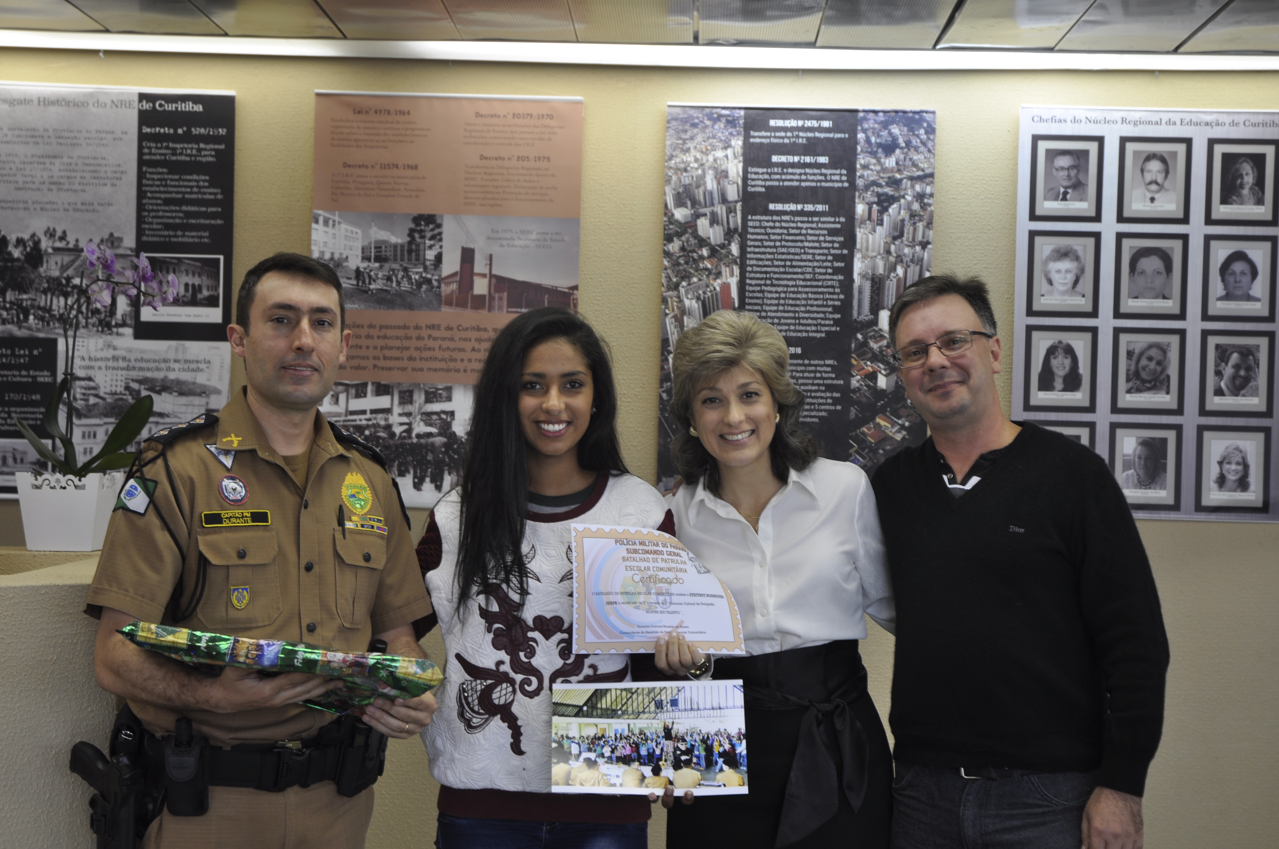 Estudantes de 13 escolas estaduais da Capital foram premiados nesta sexta-feira (16) pelo Núcleo Regional de Educação de Curitiba e pelo Batalhão da Patrulha Escolar Comunitária (BPEC) no concurso fotográfico Mostre seu talento. As produções fotográficas tiveram como foco as atuações comunitárias da Polícia Militar do Paraná. Curitiba, 16/12/2016.Foto: Divulgação SEED