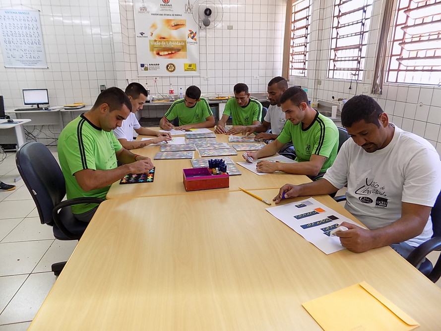 O projeto Visão de Liberdade, da Penitenciária Estadual de Maringá, é um dos finalistas do Prêmio Innovare deste ano, a mais importante premiação da Justiça brasileira. Detentos confeccionam materiais didáticos para alunos cegos da rede estadual de ensino. Os vencedores serão divulgados em 05 de dezembro durante cerimônia de premiação no Supremo Tribunal Federal.Curitiba, 26/10/2017.Foto: Divulgação Depen