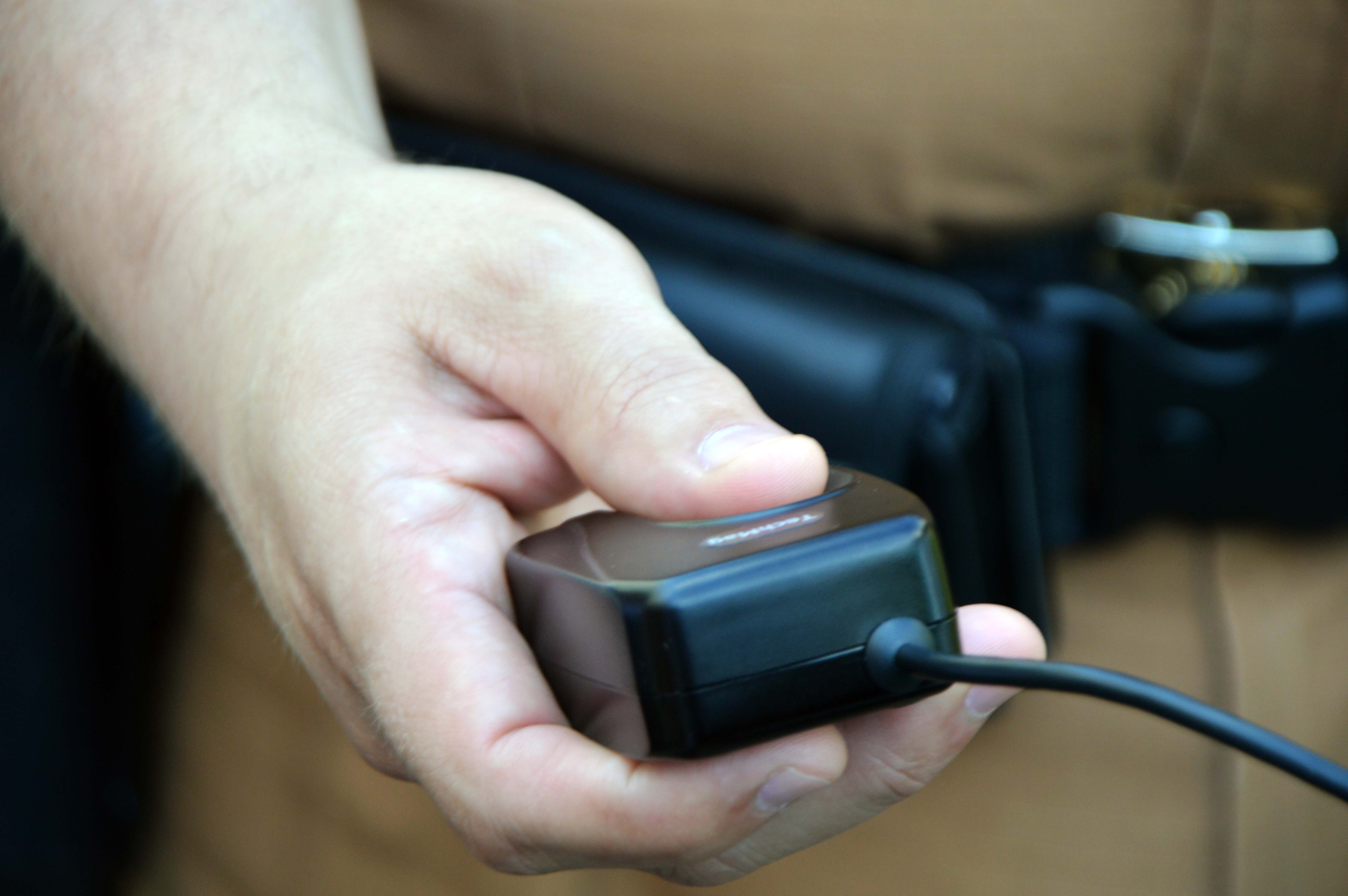 Projeto piloto inédito busca implantar reconhecimento biométrico com tecnologia embarcada nas viaturas da PM do Paraná até o final do ano que vem.Matinhos, 27/12/2017Foto: Sd André Gonçalves