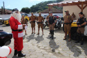  PM promove ação de Natal e encanta veranistas com entrega de doces e pintura de rosto em Guaratuba (PR), no Litoral do estado 
