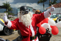  PM promove ação de Natal e encanta veranistas com entrega de doces e pintura de rosto em Guaratuba (PR), no Litoral do estado 