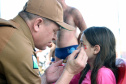 PM promove ação de Natal e encanta veranistas com entrega de doces e pintura de rosto em Guaratuba (PR), no Litoral do estado 