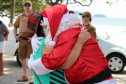 PM promove ação de Natal e encanta veranistas com entrega de doces e pintura de rosto em Guaratuba (PR), no Litoral do estado