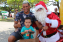  PM promove ação de Natal e encanta veranistas com entrega de doces e pintura de rosto em Guaratuba (PR), no Litoral do estado 