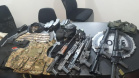 Seis fuzis e 654 munições são apreendidos por policiais militares de folga em condomínio de Colombo (PR), após confusão entre moradores
