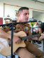  Policiais militares homenageiam mulheres com música em Apucarana (PR), no Norte do estado 
