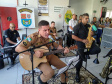  Policiais militares homenageiam mulheres com música em Apucarana (PR), no Norte do estado 