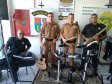  Policiais militares homenageiam mulheres com música em Apucarana (PR), no Norte do estado 