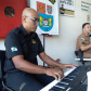  Policiais militares homenageiam mulheres com música em Apucarana (PR), no Norte do estado 