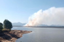  Bombeiros combatem incêndio no entorno da represa do Iraí