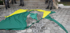 BOPE resgata parte da Bandeira Nacional vandalizada durante ato público em Curitiba; adolescente é apreendido