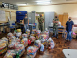Integrantes do projeto Força Verde Mirim arrecadam cestas e roupas para famílias de Itaiacoca, nos Campos Gerais