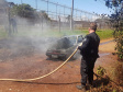 Agentes brigadistas apagam incêndio em carro que estava próximo à Penitenciária Estadual de Foz do Iguaçu