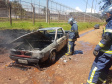 Agentes brigadistas apagam incêndio em carro que estava próximo à Penitenciária Estadual de Foz do Iguaçu