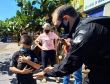 Em Cascavel, agentes do SOE homenageiam criança protetora dos animais e são homenageados pelo garoto
