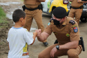 ONG doa brinquedos e Polícia Militar faz a entrega de presentes de Natal para crianças em Pontal do Paraná