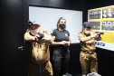 Policiais militares passam por instrução de tiro em caminhão de treinamento com simulador