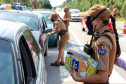PM faz blitz educativa em Pontal do Paraná e reforça orientações para prevenção do coronavírus e dengue