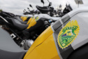 A Polícia Militar do Paraná recebeu um incremento de 155 motocicletas, modelo BMW, nesta sexta-feira (19/11), durante uma solenidade no Parque Estadual Vila Velha, em Ponta Grossa. Os veículos, adquiridos ao custo de R$ 12.693.692,45  por meio de a emendas parlamentares de deputados federais, serão distribuídos pelos Comandos Regionais da PM de todo o estado. O governador do estado, Carlos Massa Ratinho Junior, fez a entrega simbólica de um capacete ao Comandante-Geral da PM, coronel Hudson Leôncio Teixeira