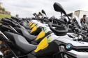 A Polícia Militar do Paraná recebeu um incremento de 155 motocicletas, modelo BMW, nesta sexta-feira (19/11), durante uma solenidade no Parque Estadual Vila Velha, em Ponta Grossa. Os veículos, adquiridos ao custo de R$ 12.693.692,45  por meio de a emendas parlamentares de deputados federais, serão distribuídos pelos Comandos Regionais da PM de todo o estado. O governador do estado, Carlos Massa Ratinho Junior, fez a entrega simbólica de um capacete ao Comandante-Geral da PM, coronel Hudson Leôncio Teixeira